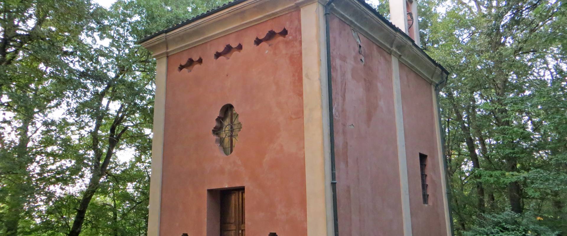 Oratorio della Beata Vergine (Castellaro, Sala Baganza) - facciata e lato est 1 2019-09-16 photo by Parma198